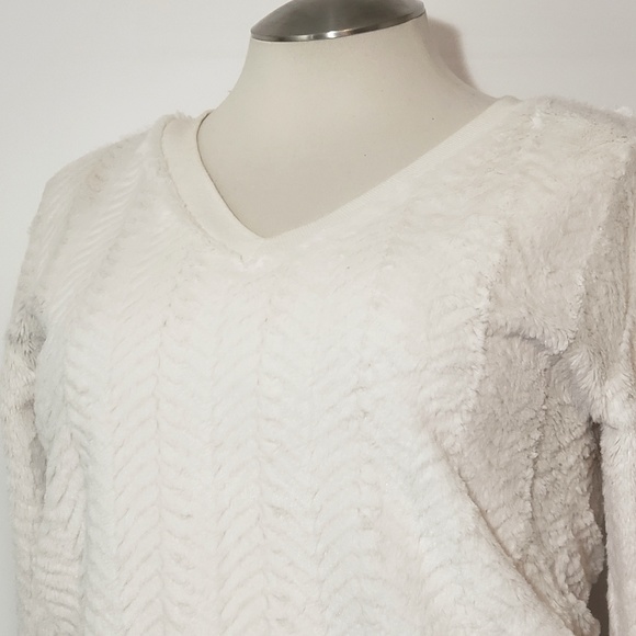 Eyeshadow Textured Chevron V-neck - Picture 5 of 8